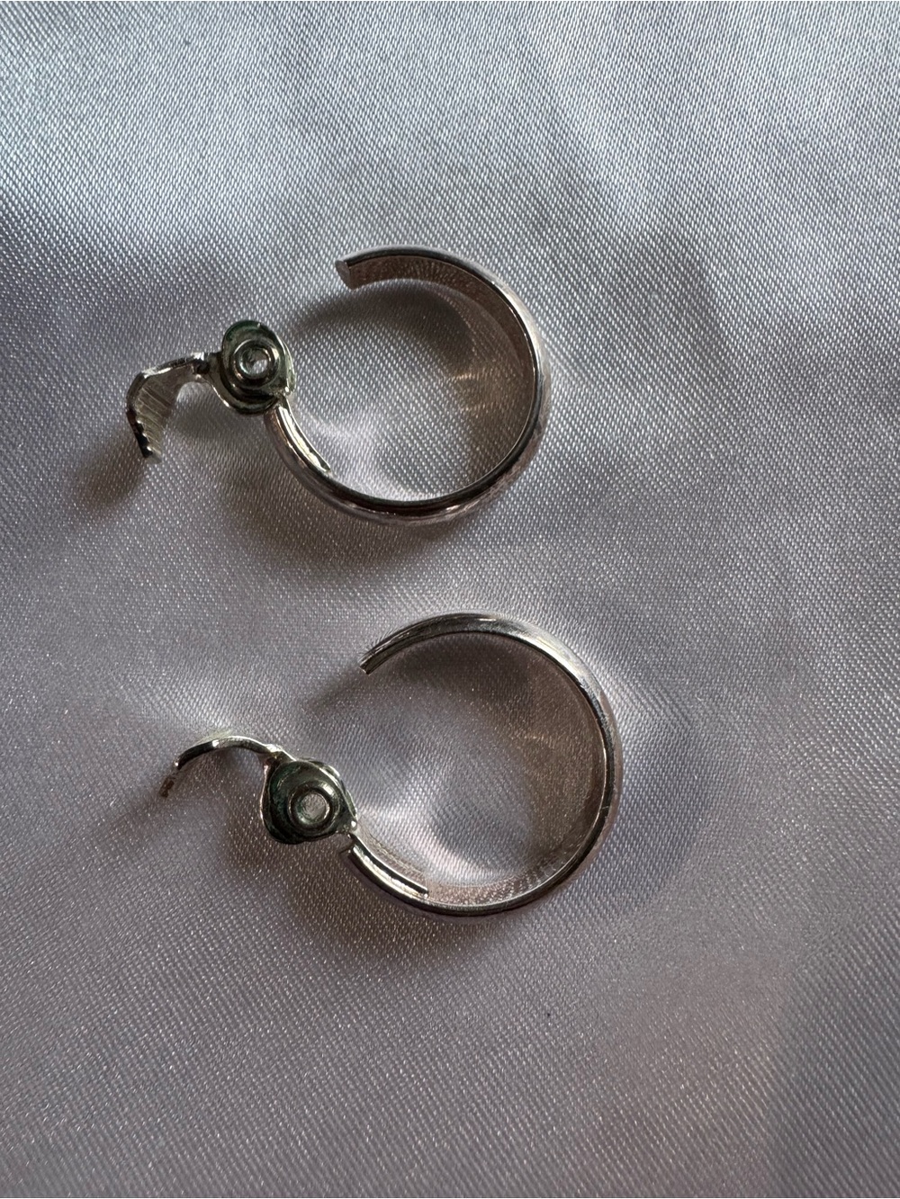 Monet VTG silver hoop CLIP ON earrings - Picture 2 of 4